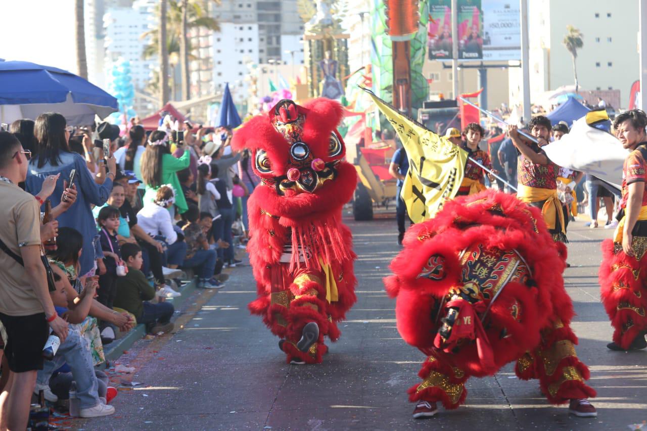 $!Disfrutan turistas y locales del segundo desfile del Carnaval de Mazatlán 2023