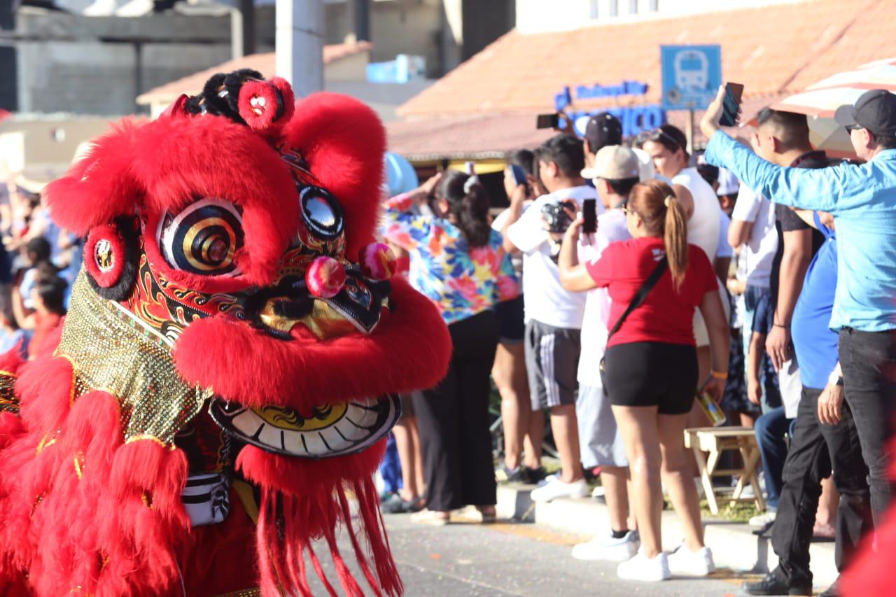 $!Disfrutan turistas y locales del segundo desfile del Carnaval de Mazatlán 2023