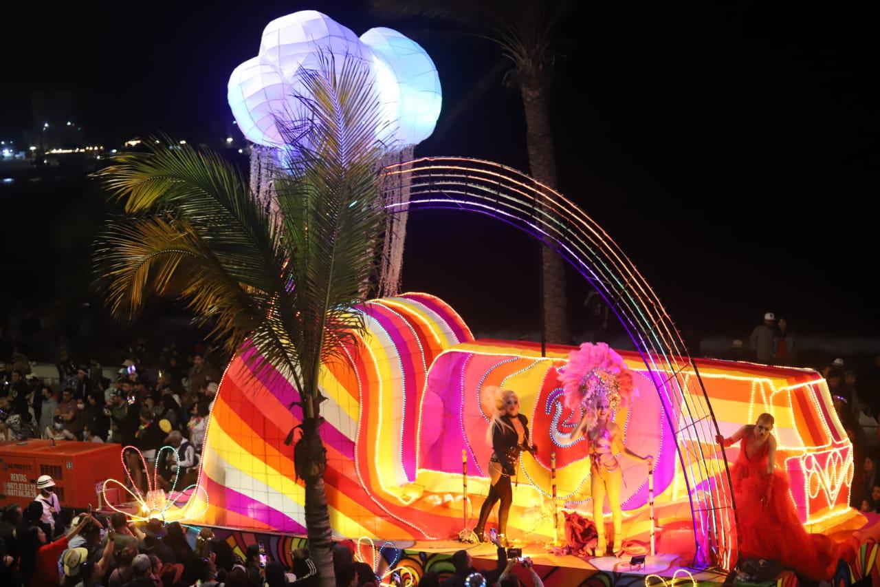 $!Abarrotan el malecón por el desfile de Carnaval de Mazatlán