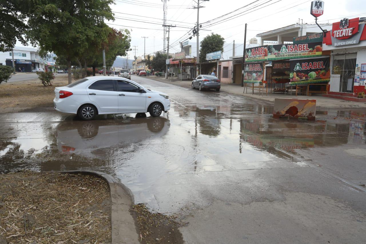 $!San Joaquín, Villa Verde y Villa Florida viven entre fugas de aguas negras