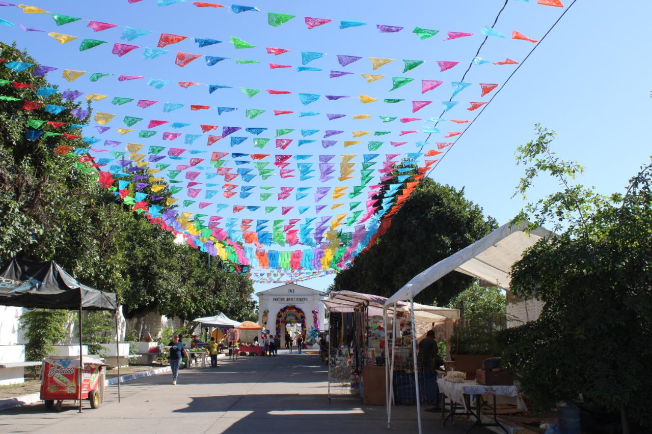 $!Luce solo panteón de Escuinapa en el Día de Todos los Santos