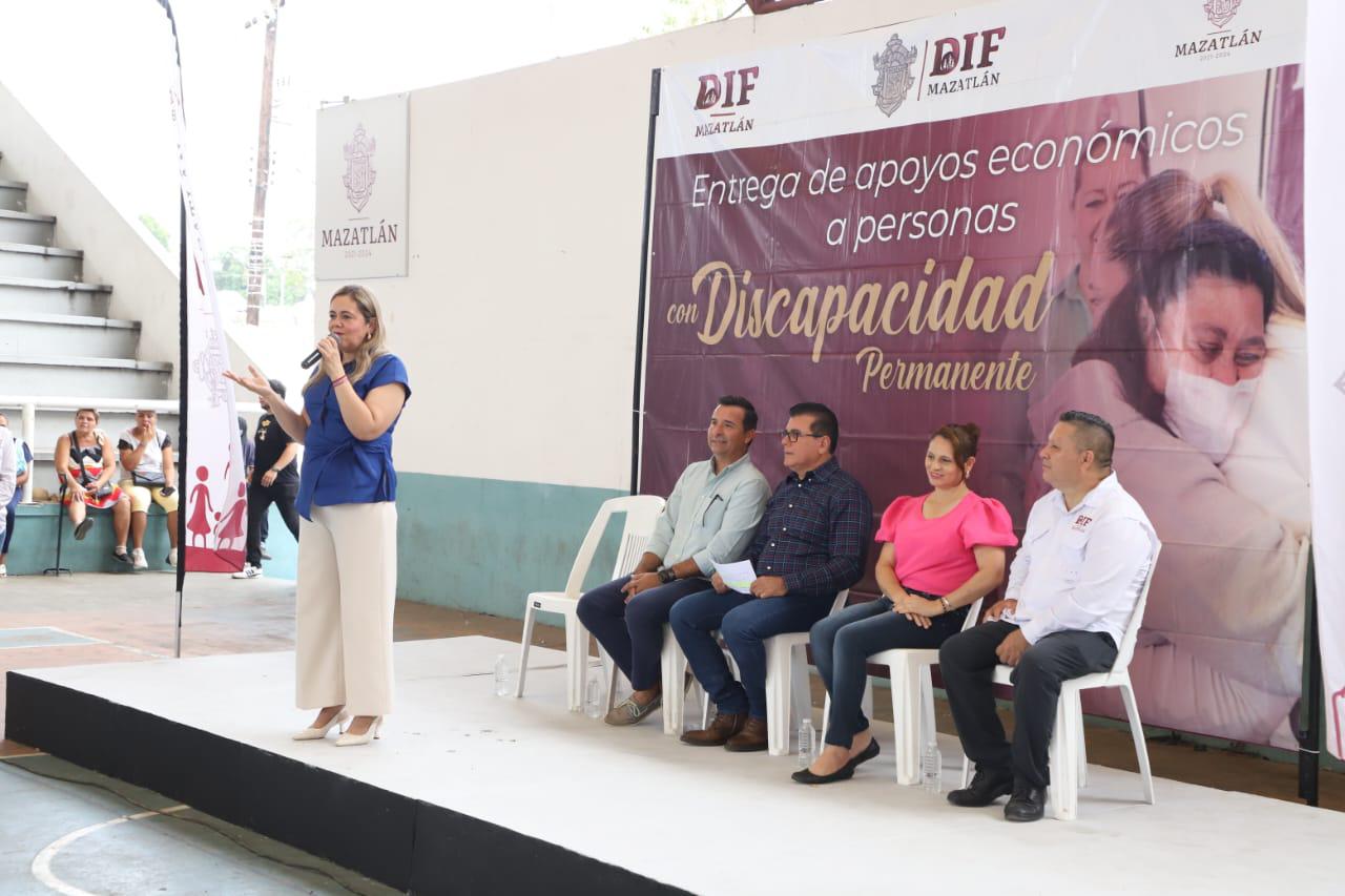 $!Entrega DIF Mazatlán 500 apoyos económicos para personas con discapacidad permanente