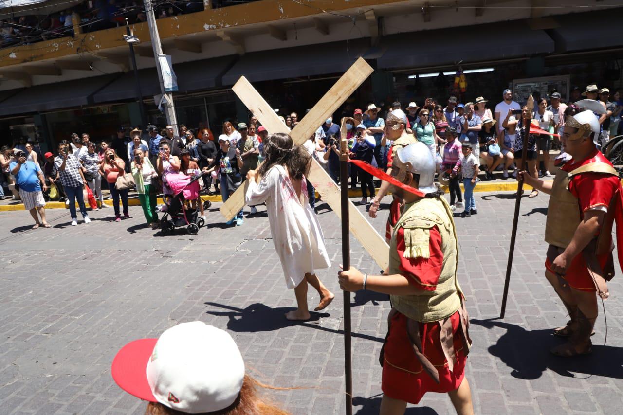 $!Presencian mazatlecos y turistas Viacrucis en calles del Centro