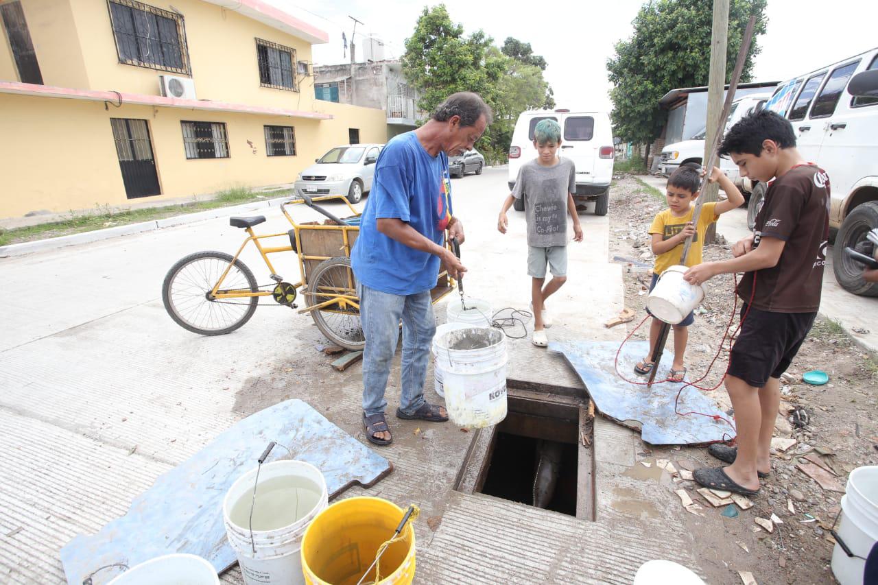 $!‘Nos hace falta el agua para echarle al baño, para bañarse’, dicen vecinos que abren registros de Telmex