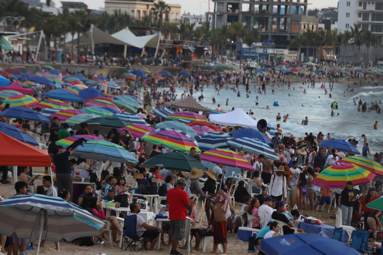 $!#FOTOS | Así fueron los últimos minutos en las playas de Mazatlán este Sábado Santo