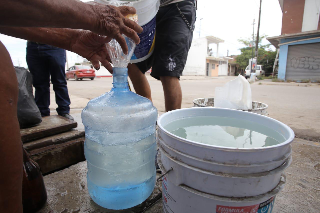 $!‘Cuando no hay agua, abrimos para que la gente se beneficie’, dicen vecinos en Mazatlán sobre registros de Telmex