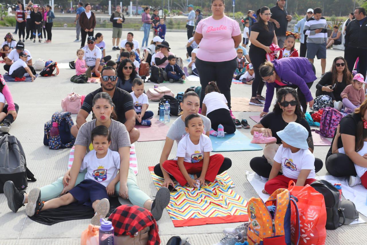 $!Pequeñines de preescolar practican yoga de manera masiva