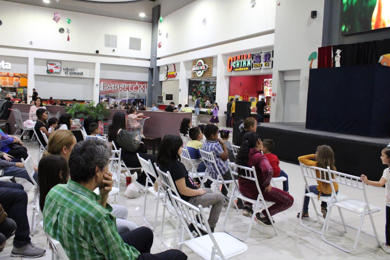 $!El espectáculo de teatro guiñol se llevó a Plaza Pabellón.