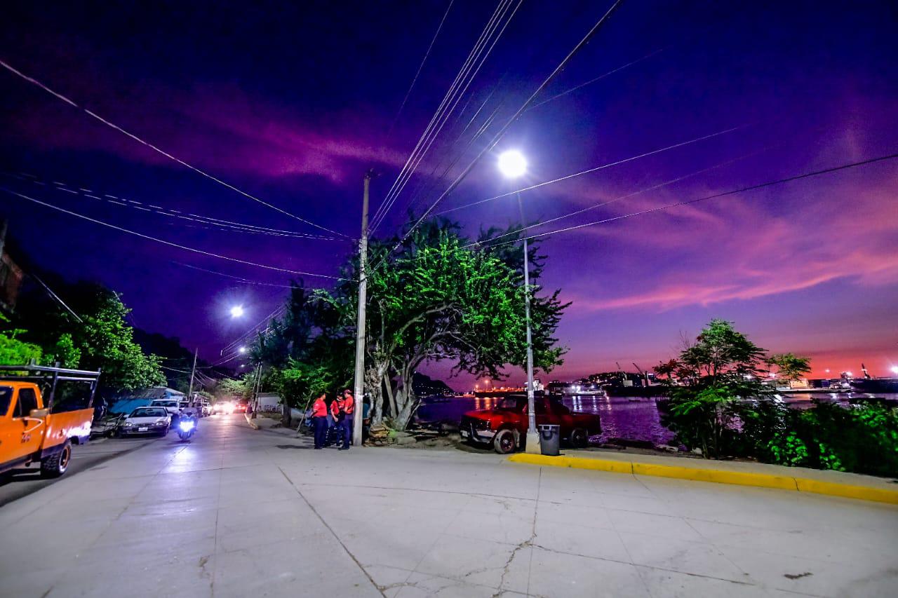 $!¡Llegó la luz! Nuevas lámparas LED iluminan la Isla de la Piedra