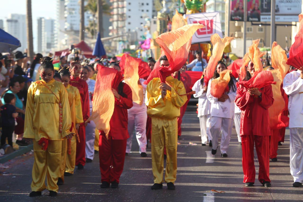 $!Disfrutan turistas y locales del segundo desfile del Carnaval de Mazatlán 2023