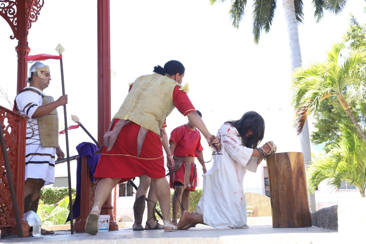 $!Presencian mazatlecos y turistas Viacrucis en calles del Centro