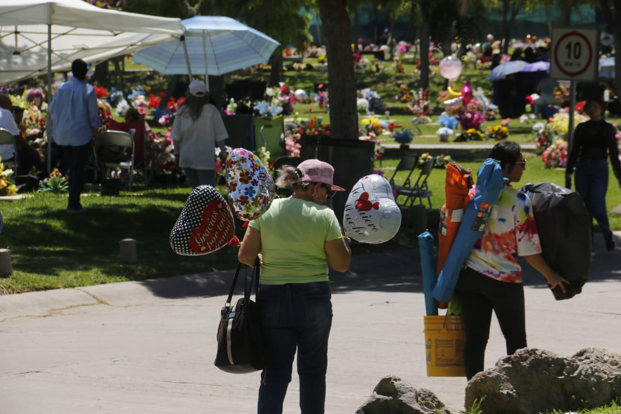 $!Presumen autoridades saldo blanco en panteones de Culiacán por Día de las Madres