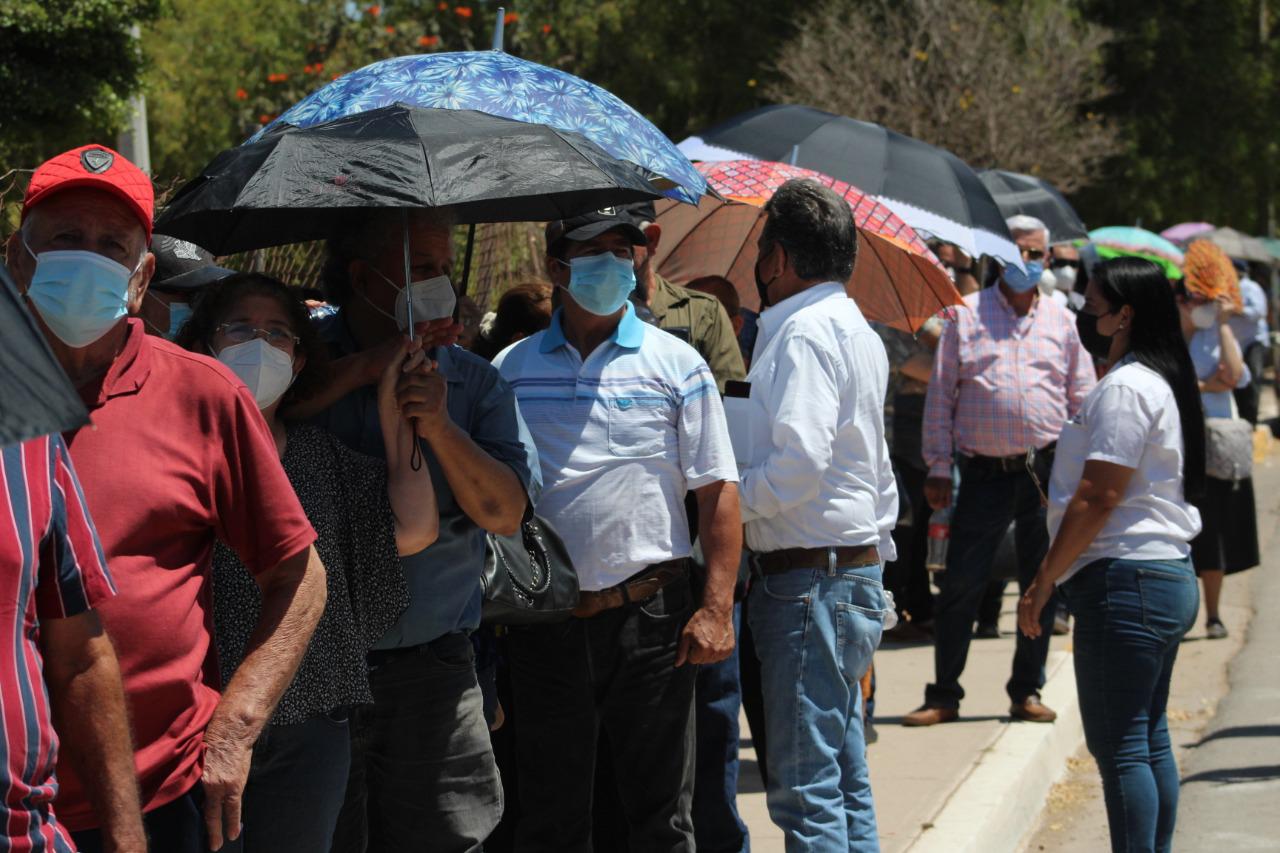 $!En Guasave, aplican a adultos mayores segunda dosis de la vacuna contra el Covid-19