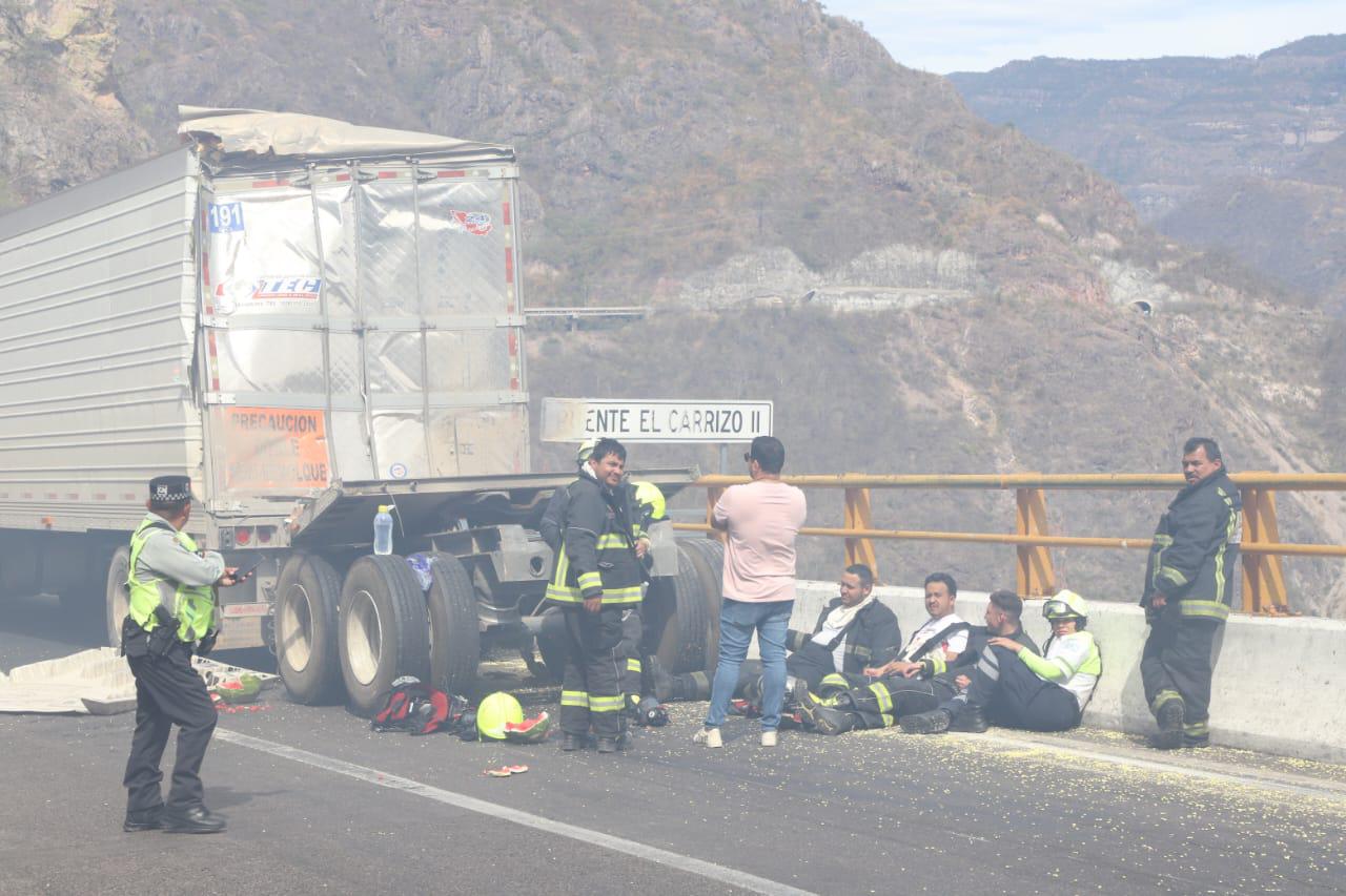 $!Se incendia tractocamión en el túnel El Carrizo II de la Durango-Mazatlán; muere un chofer y otro huye