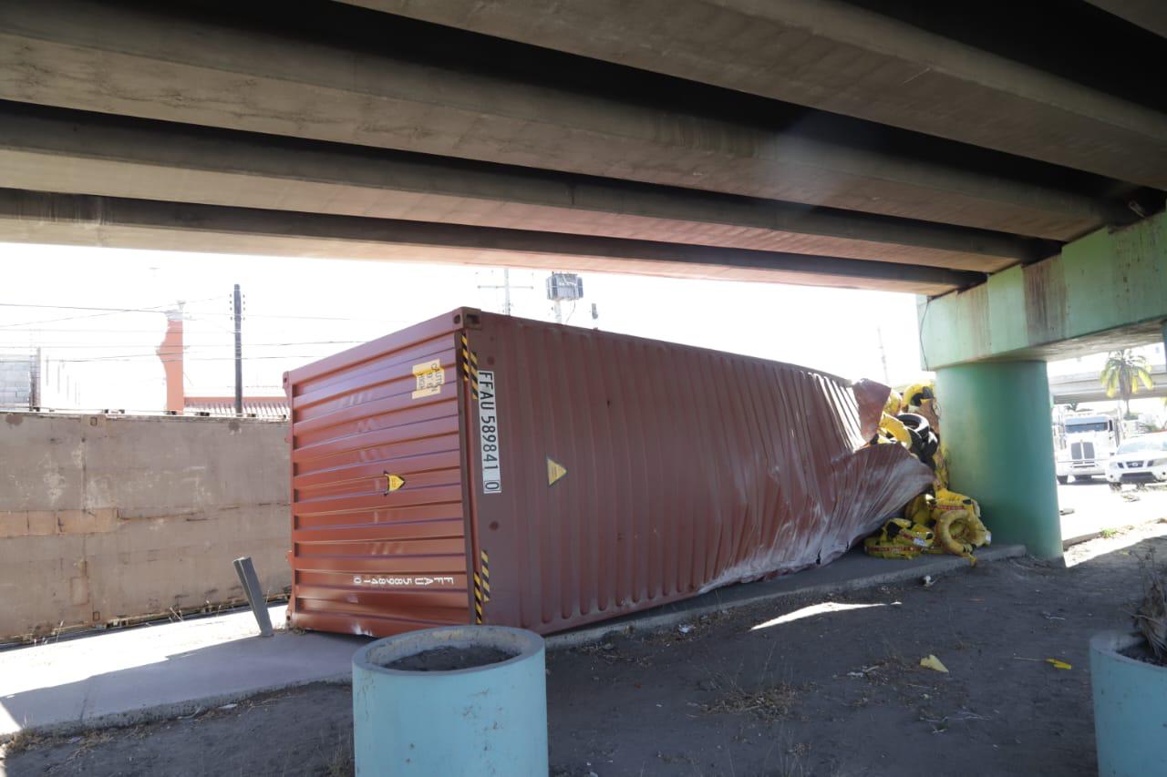 $!Tráiler vuelca en curva del paso superior en la salida norte de Mazatlán; sin lesionados