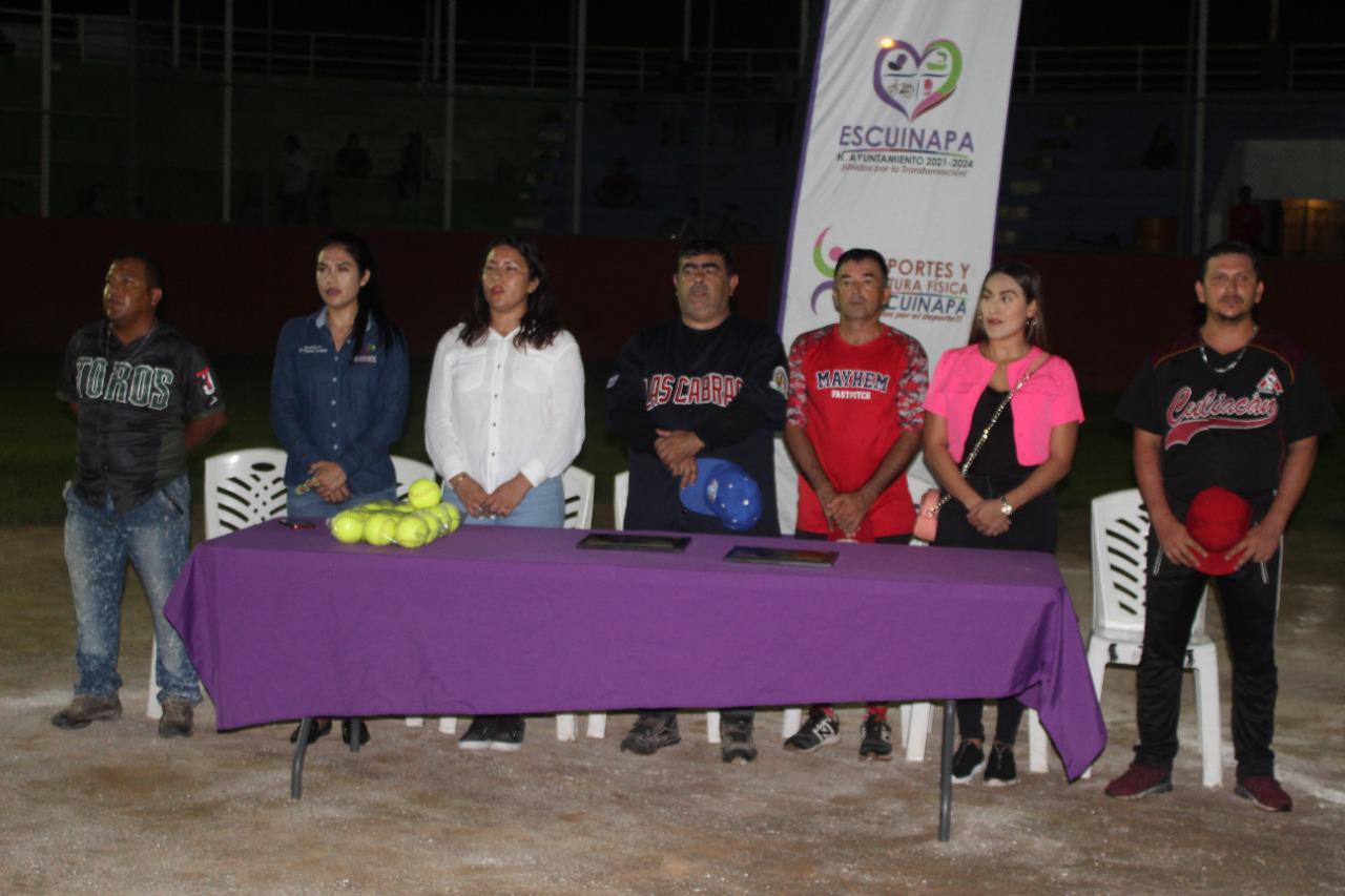 $!Homenajean a González y Muratalla al inaugurarse en Escuinapa ligas de Softbol Novatos y Libre Varonil