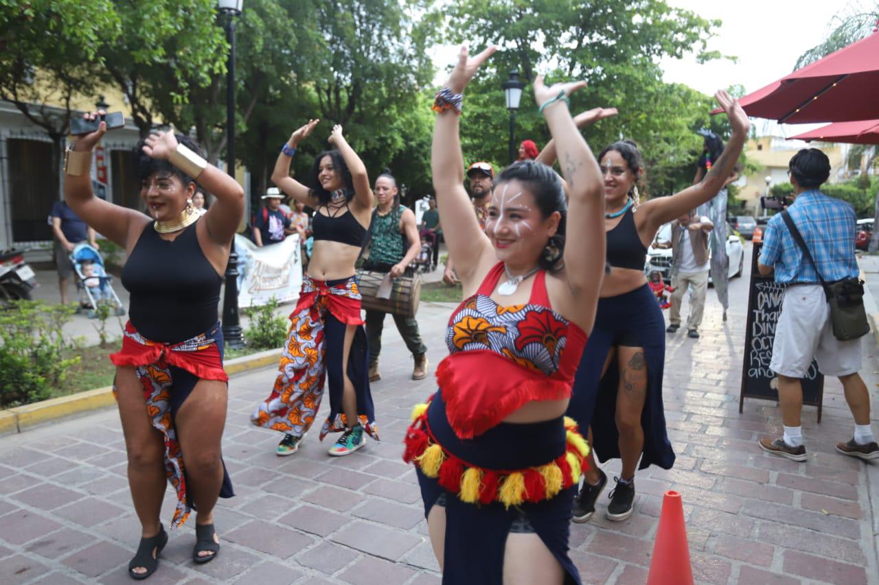 $!Celebran desfile jolgorio para invitar al Segundo Encuentro Regional de Teatro en Mazatlán