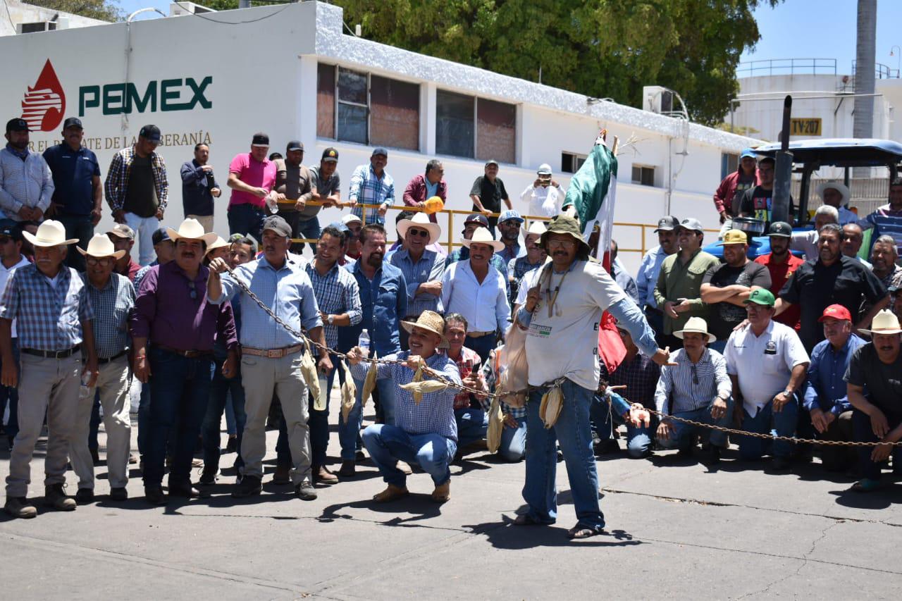 $!Mantienen productores toma de instalaciones de Pemex