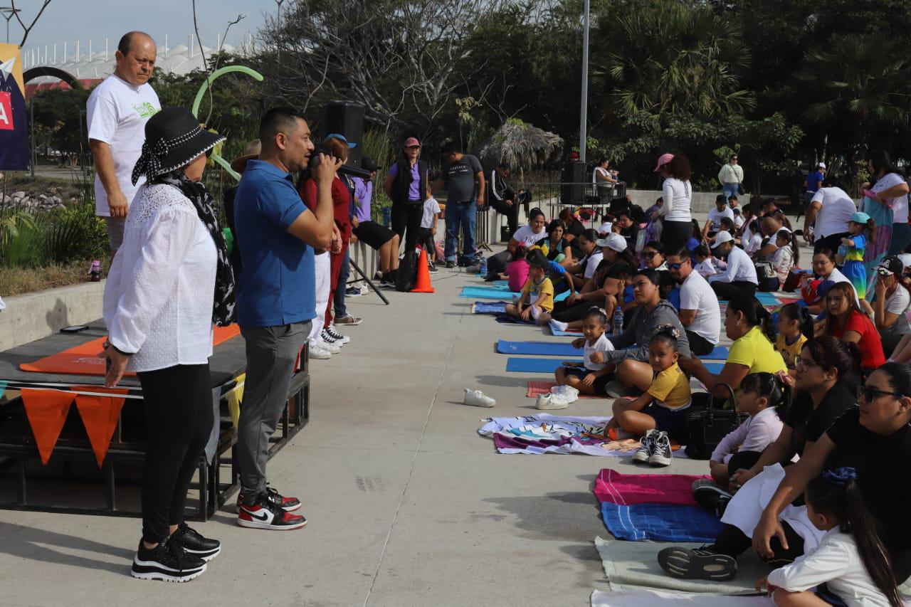 $!Pequeñines de preescolar practican yoga de manera masiva