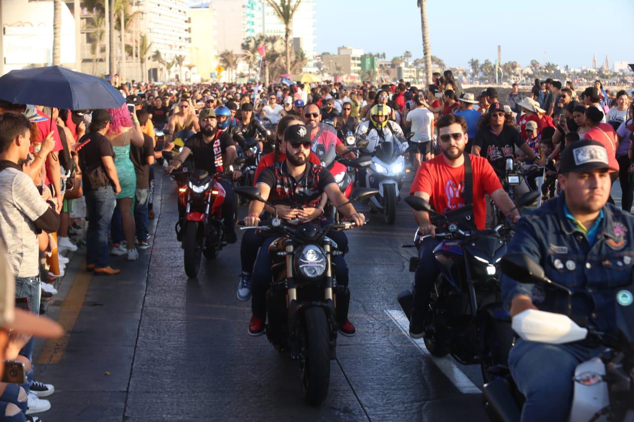 $!Miles de motociclistas convierten el malecón en un Carnaval