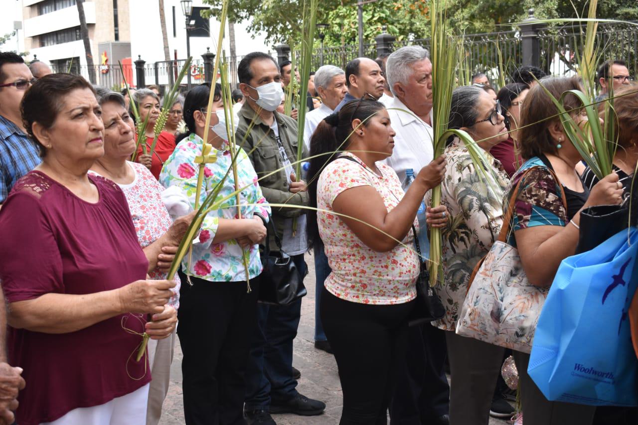 $!Fieles católicos acuden a bendecir sus palmas en la Catedral de Culiacán