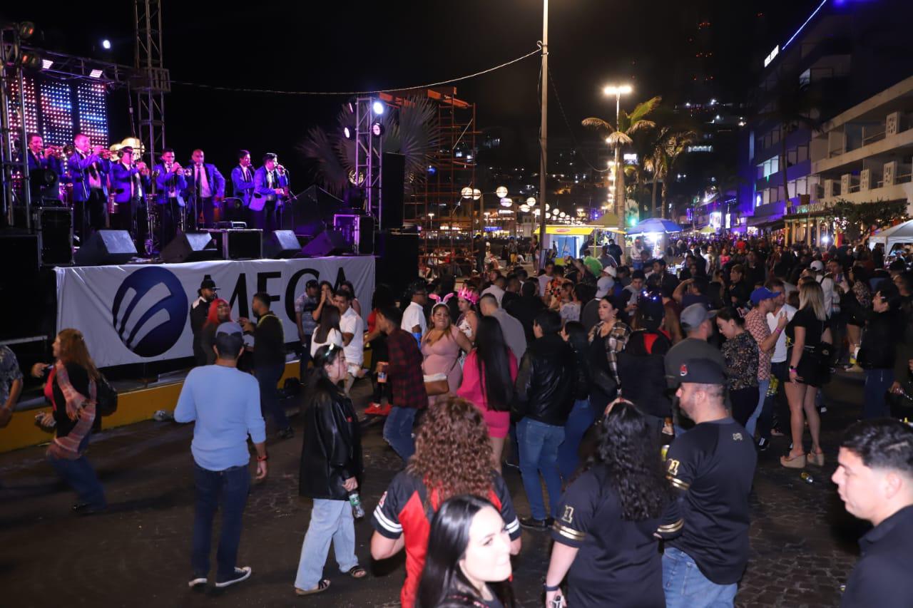 $!Siguen la fiesta miles de personas en Olas Altas la noche del domingo