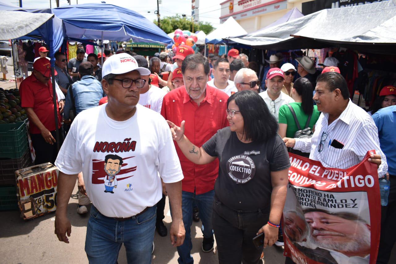 $!Pasea Noroña por tianguis de la Huizaches para cerrar gira en Sinaloa