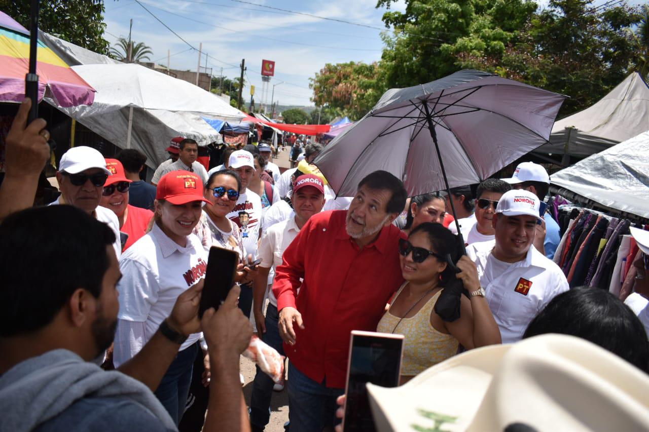 $!Pasea Noroña por tianguis de la Huizaches para cerrar gira en Sinaloa