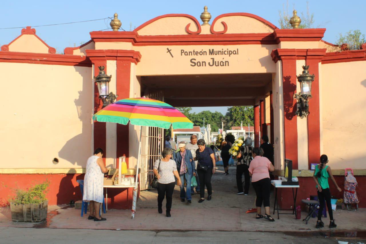 $!Familias acuden a panteones en Rosario