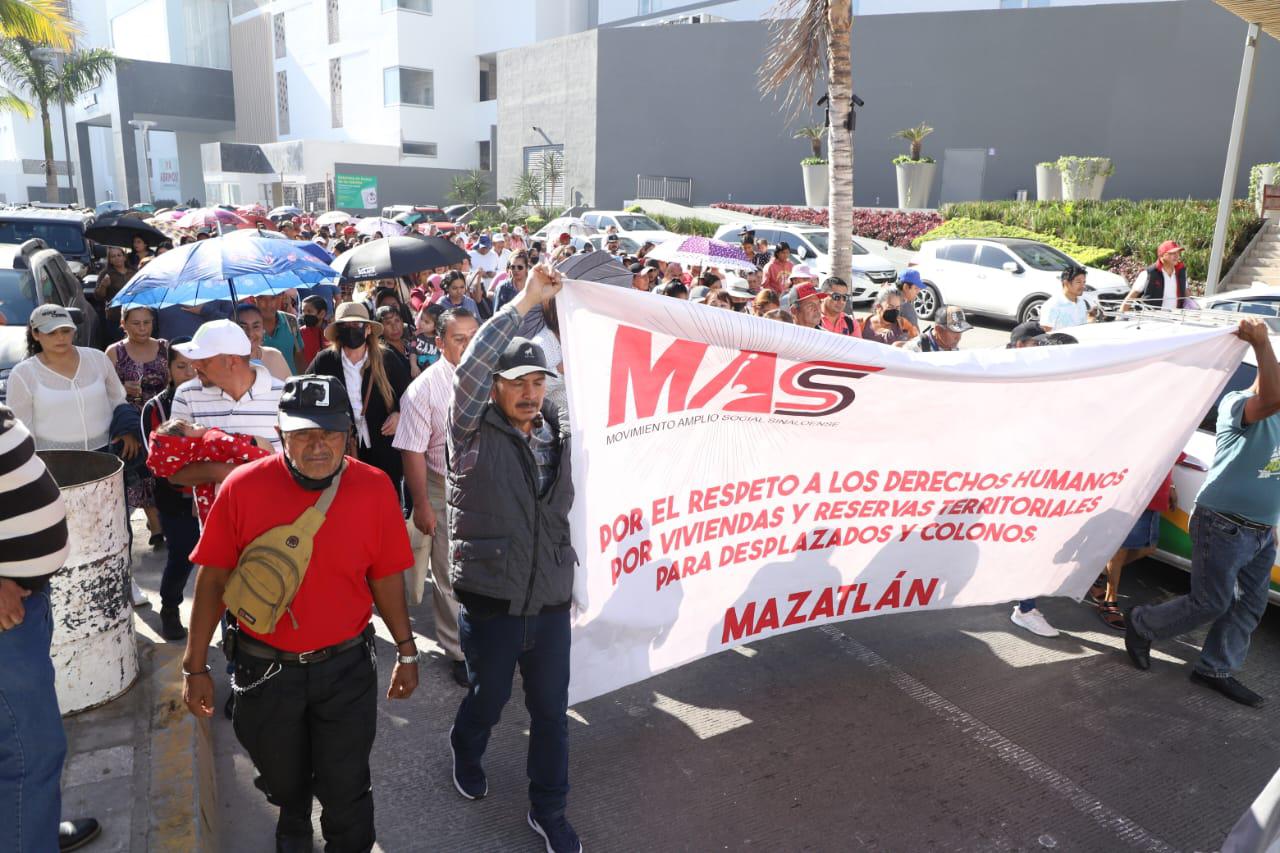 $!Desplazados del sur de Sinaloa marchan para exigir vivienda