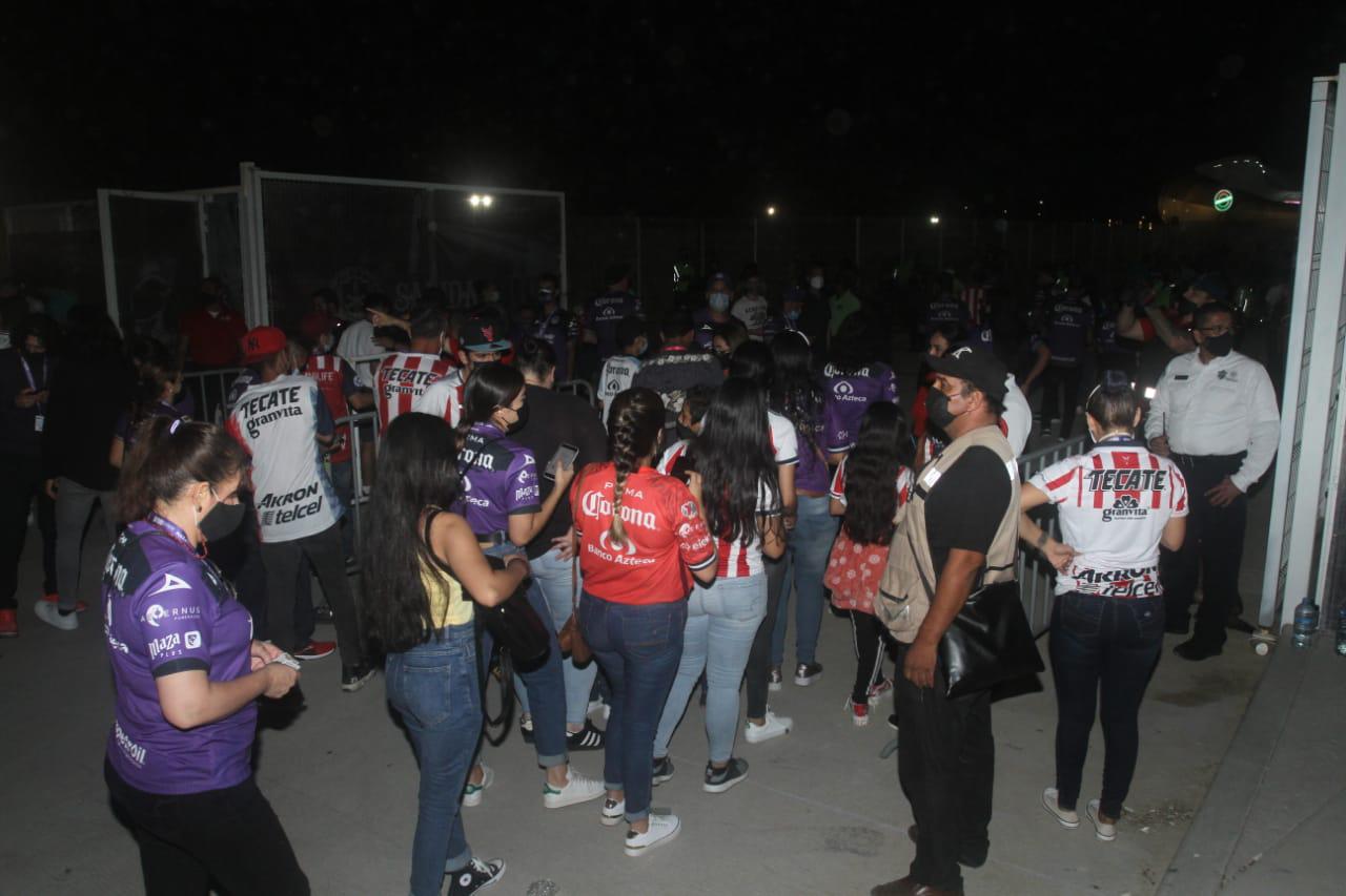 $!Aficionados de Mazatlán y Chivas viven fiesta futbolera en el Kraken