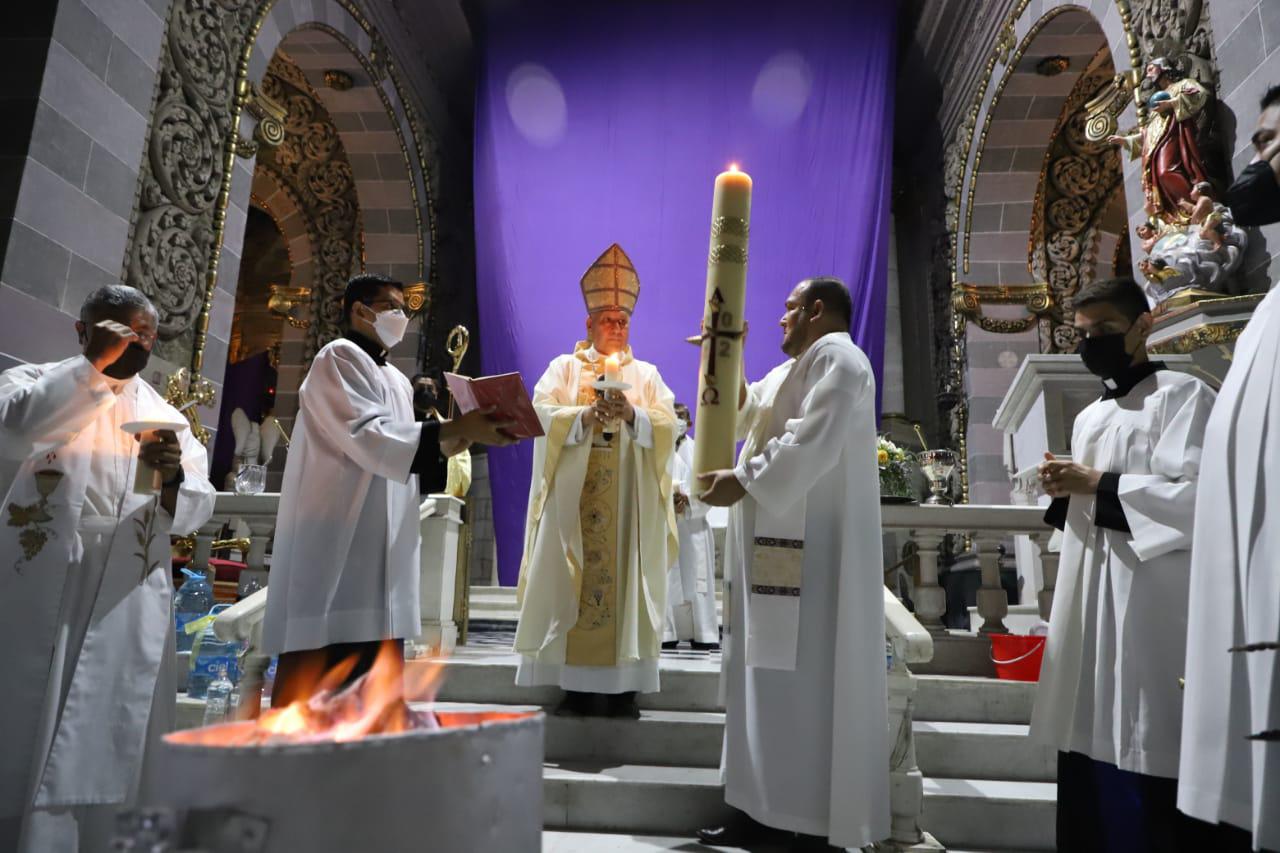 $!En Catedral de Mazatlán celebran la Vigilia de la Resurrección del Señor