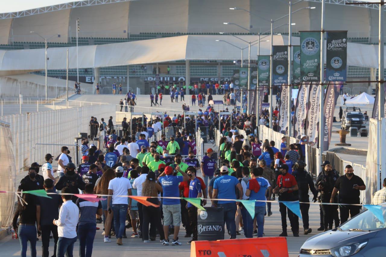 $!Aficionados de La Máquina pintan de azul el estadio Kraken