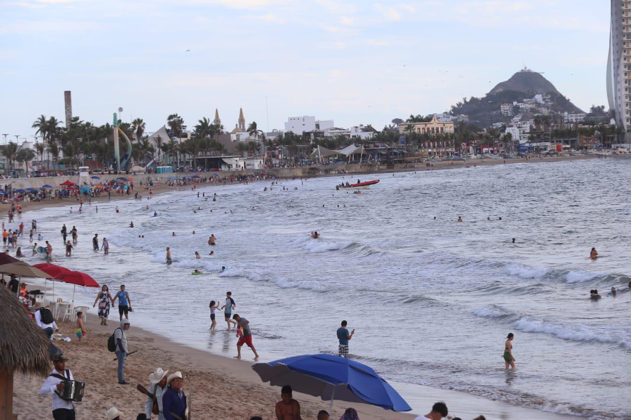 $!Aún sin aglomeraciones, visitantes disfrutan playas de Mazatlán