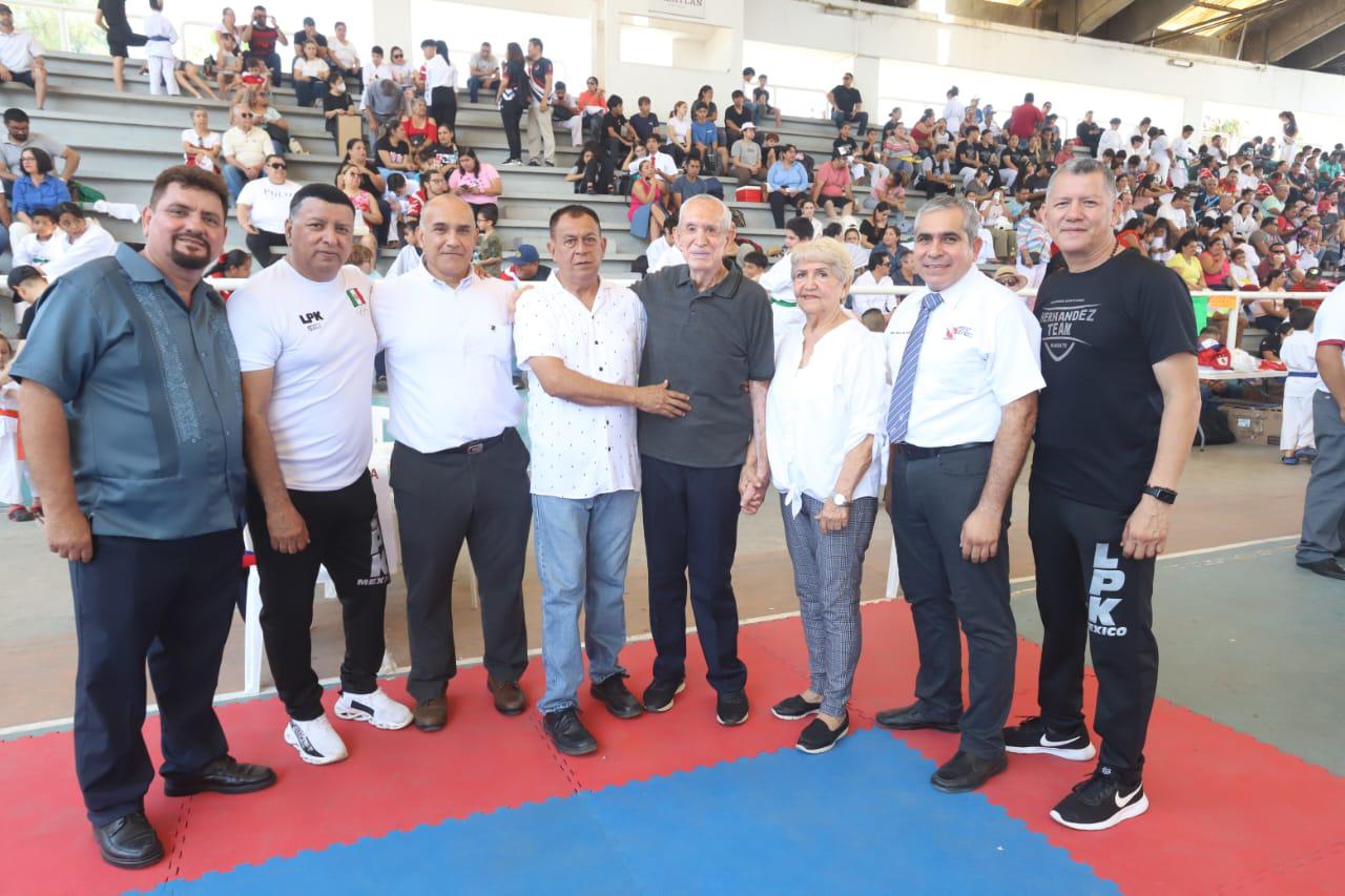 $!Juan Manuel Salazar Licona y su esposa Elisa Gámez de Salazar, entre los senseis Jesús Morena Salas, Juan Hernández, Rosalío Ríos, Uriel Lomelí, Juan de Dios Jacobo y Guillermo Hernández.