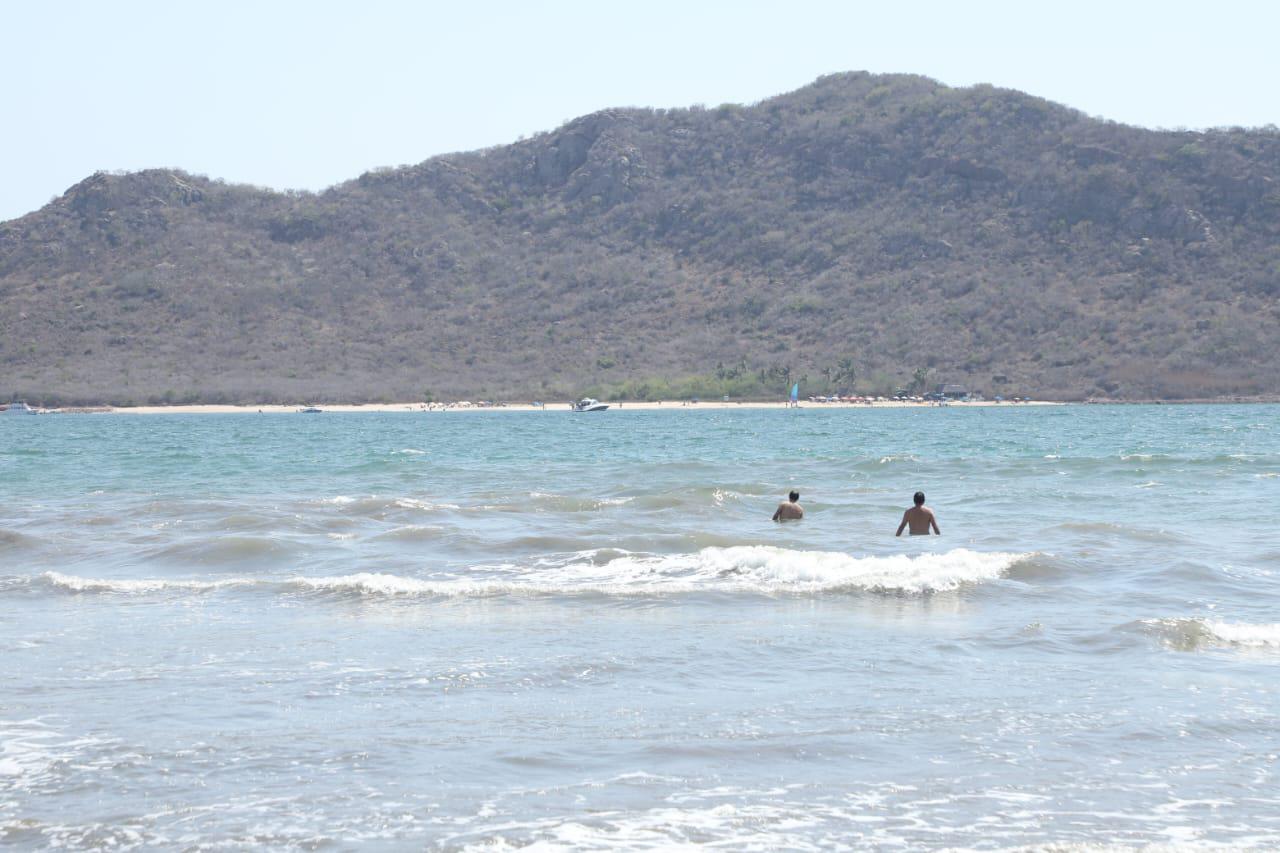 $!Atienden a 4 bañistas por contacto con quemadores; continúa el mar de fondo en playas de Mazatlán