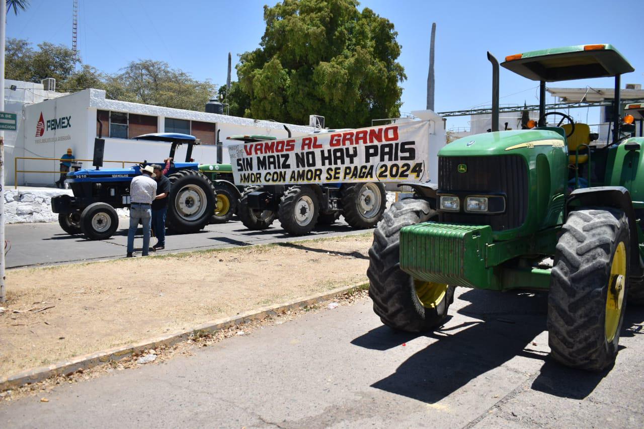 $!Mantienen productores toma de instalaciones de Pemex