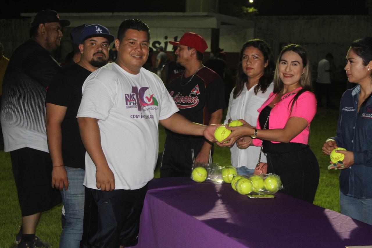 $!Homenajean a González y Muratalla al inaugurarse en Escuinapa ligas de Softbol Novatos y Libre Varonil