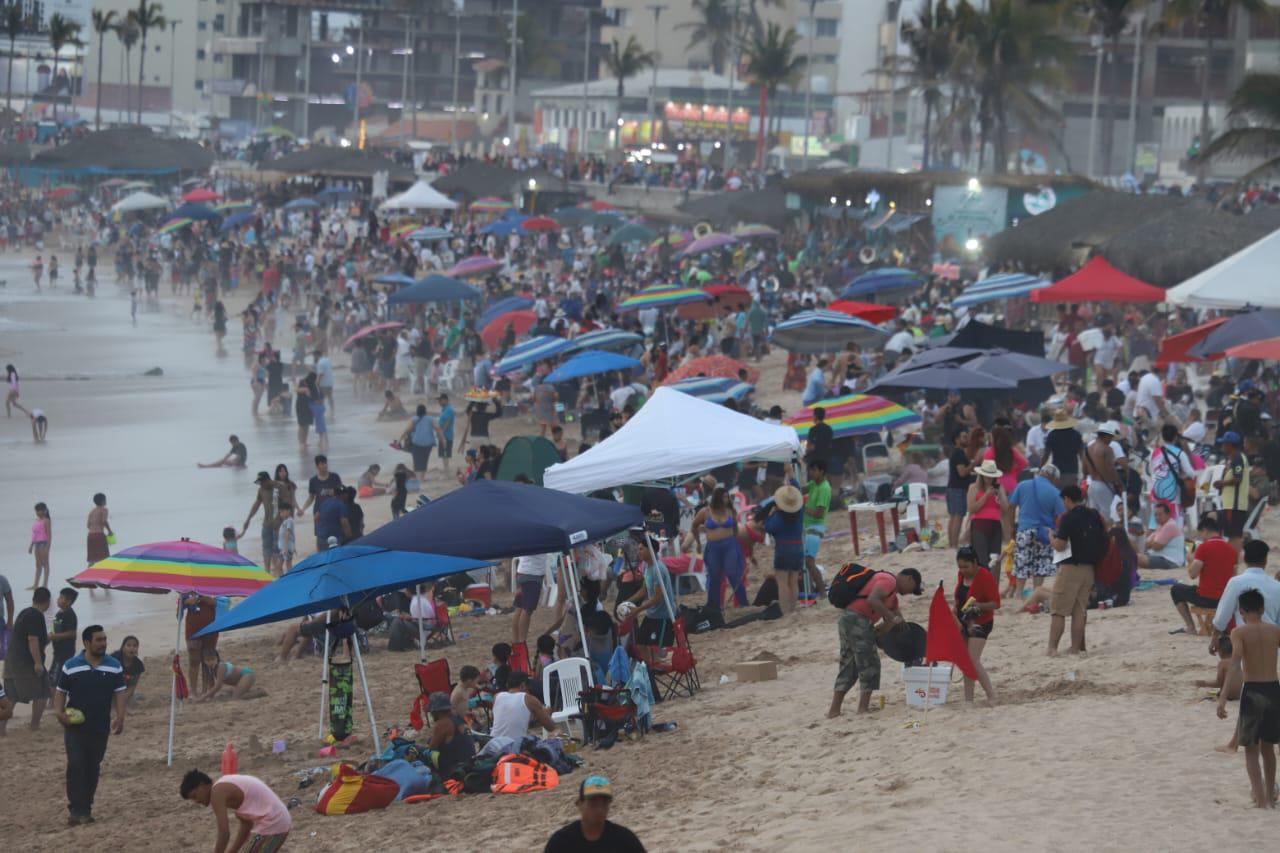 $!#FOTOS | Así fueron los últimos minutos en las playas de Mazatlán este Sábado Santo