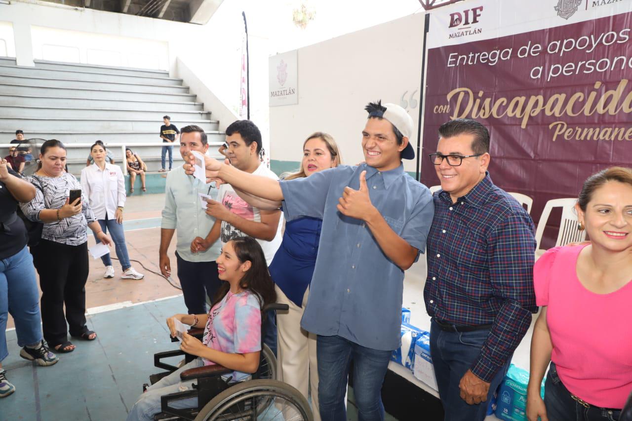 $!Entrega DIF Mazatlán 500 apoyos económicos para personas con discapacidad permanente