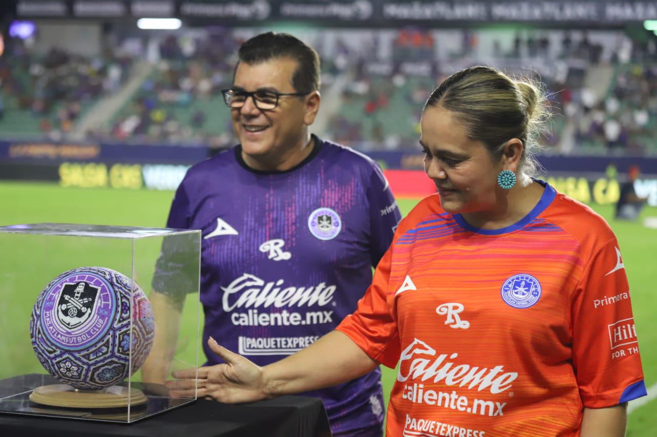 $!Alcalde Edgar González recibe reconocimiento por parte del equipo Mazatlán FC