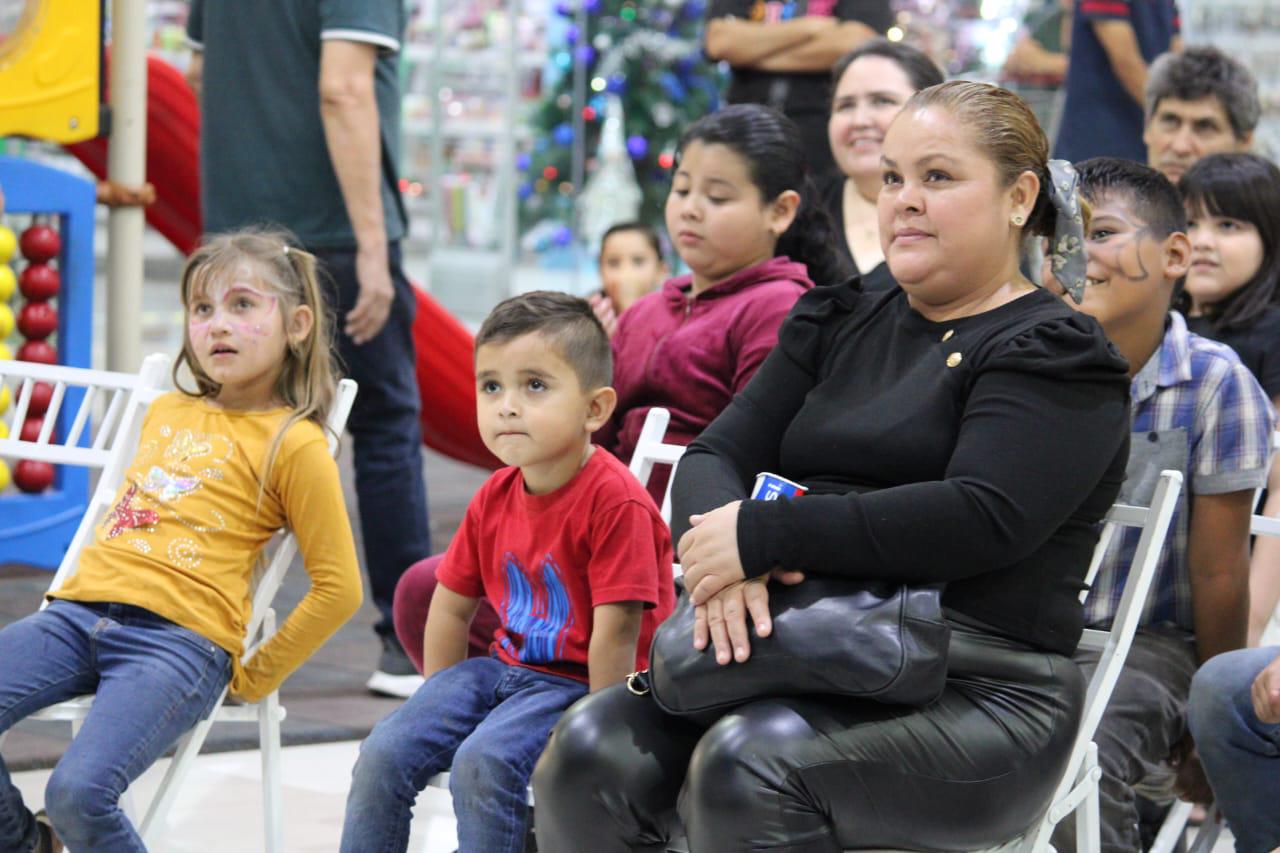 $!Decenas de familias disfrutaron del show de títeres.