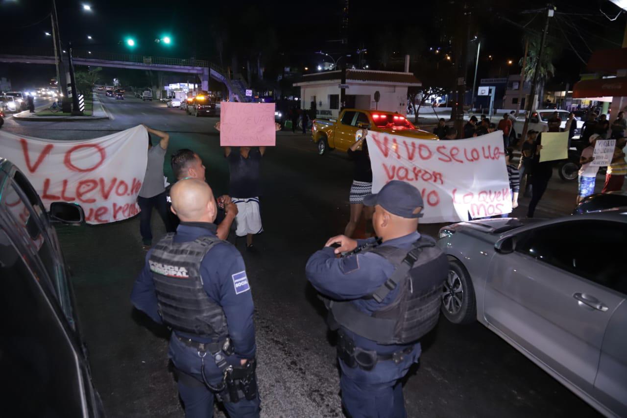 $!Bloquean carretera para exigir el regreso de Álvaro Andrés, privado de la libertad en Mazatlán