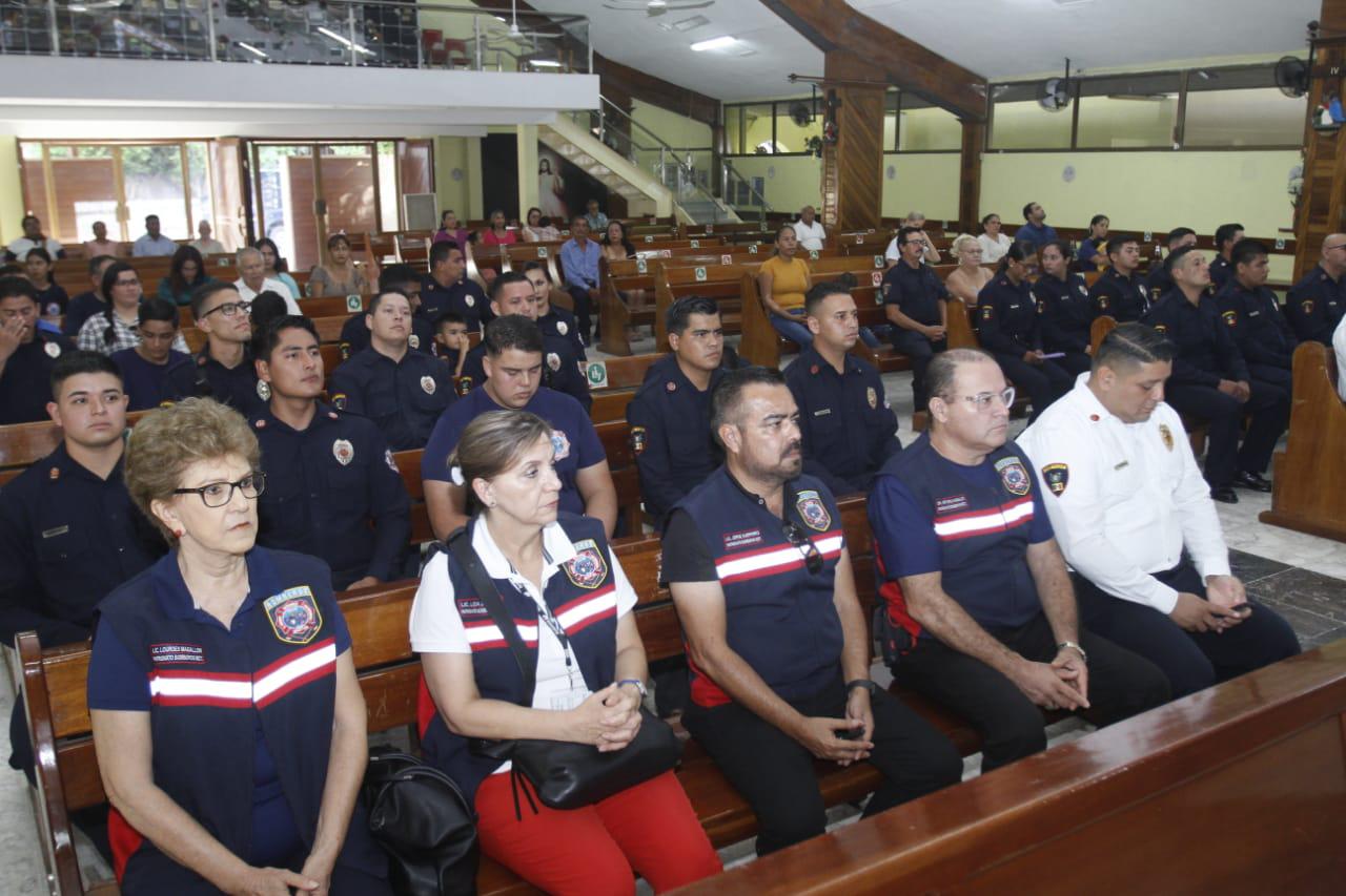 $!Destaca sacerdote que bomberos dejan todo por servir al prójimo