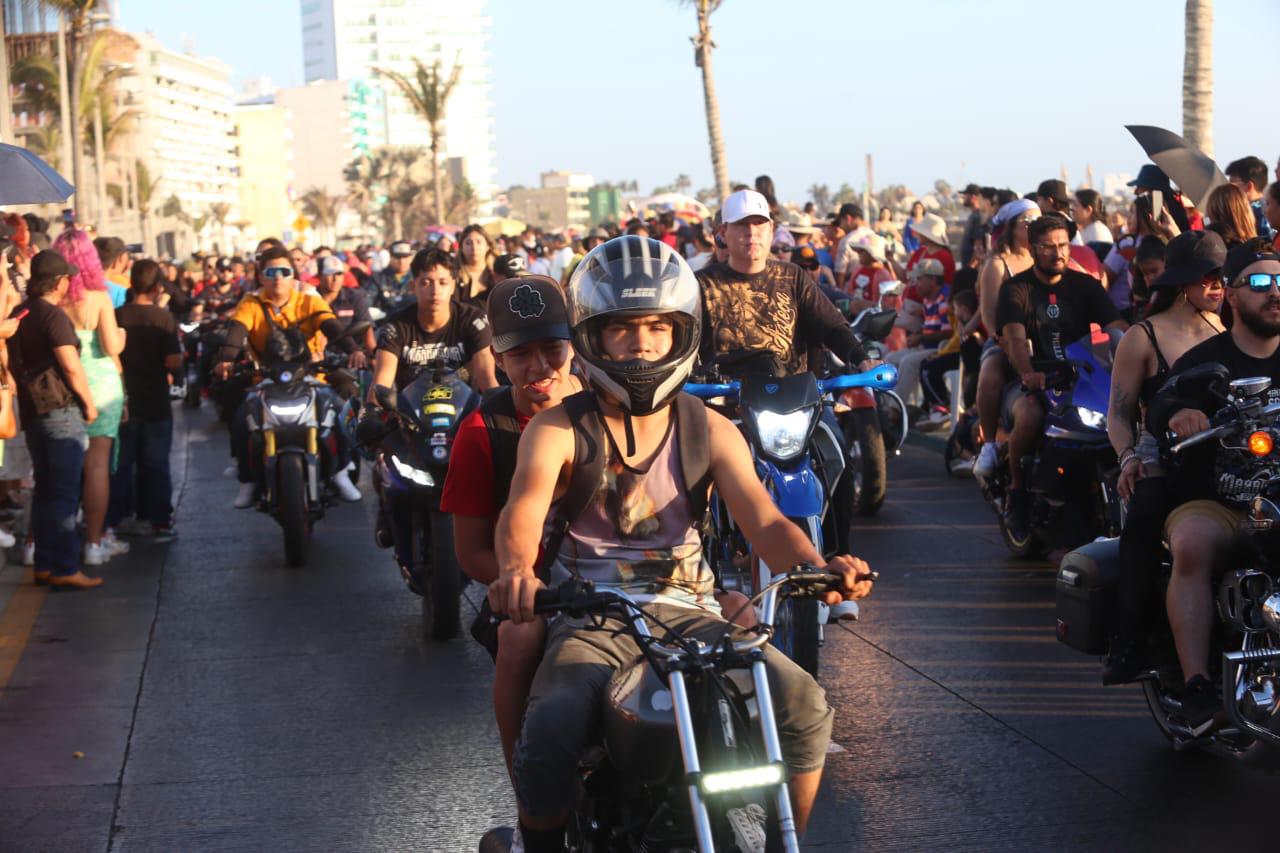 $!Miles de motociclistas convierten el malecón en un Carnaval