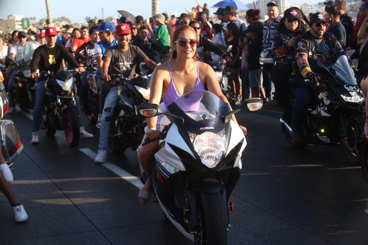 $!Vibra Mazatlán con el desfile de motos por el paseo costero