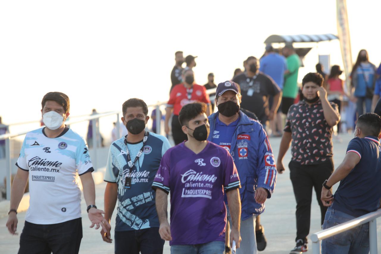 $!Aficionados de La Máquina pintan de azul el estadio Kraken