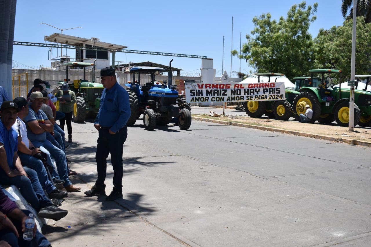 $!Mantienen productores toma de instalaciones de Pemex