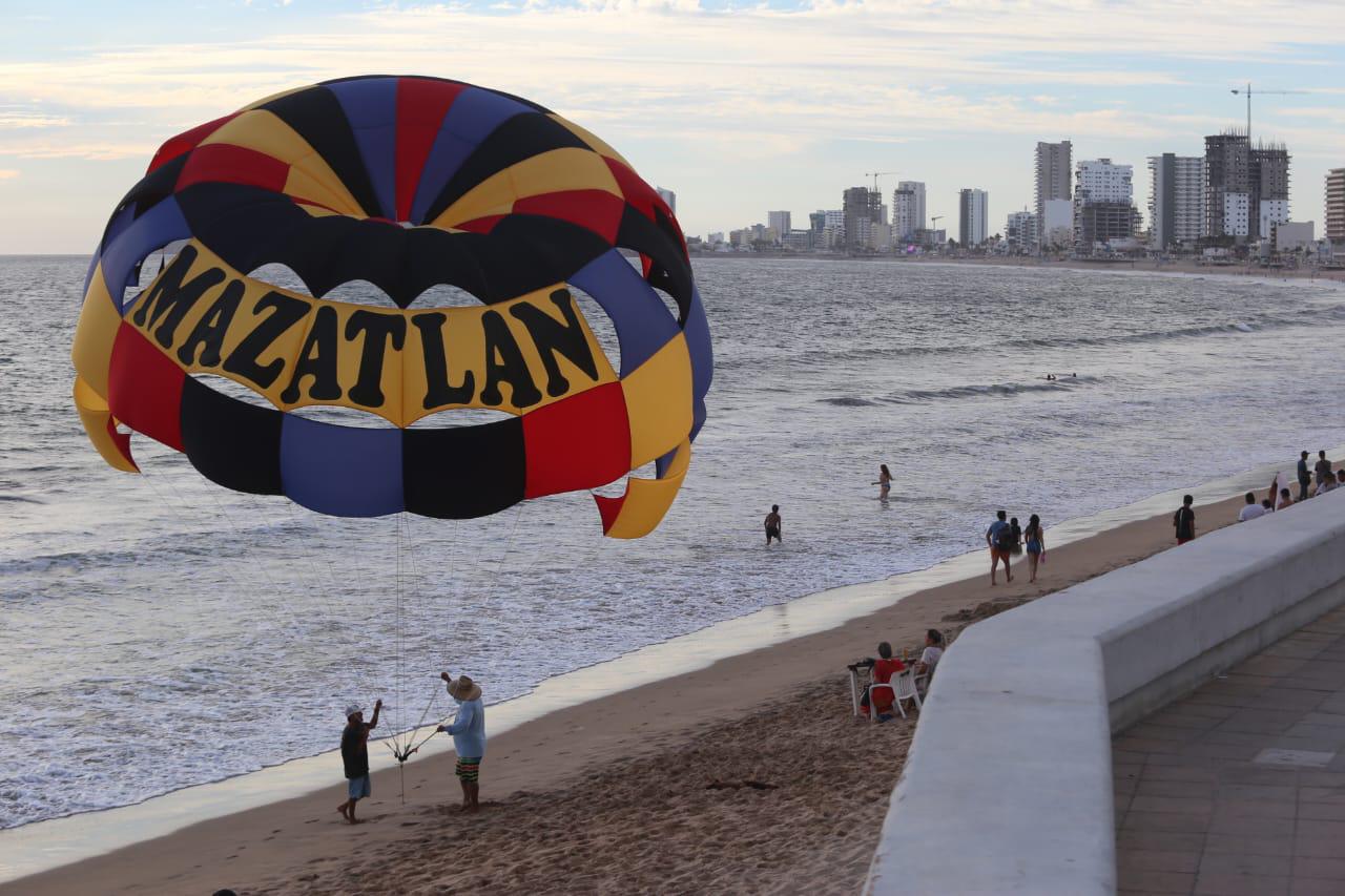 $!Aún sin aglomeraciones, visitantes disfrutan playas de Mazatlán