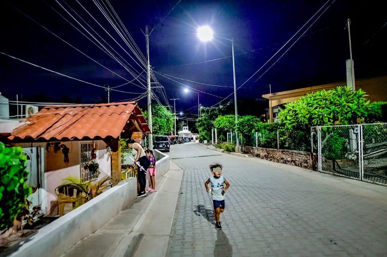 $!¡Llegó la luz! Nuevas lámparas LED iluminan la Isla de la Piedra